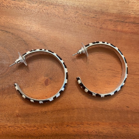 CACHE BLACK/WHITE ENAMEL HOOP EARRINGS - Picture 7 of 11